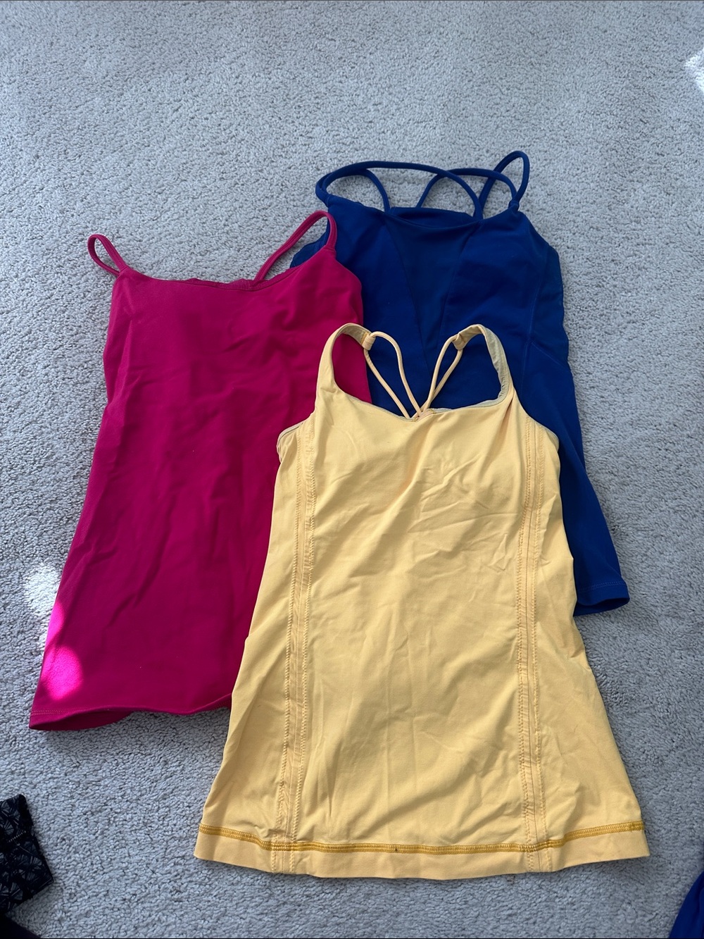 Bundle three womens lulu tanks